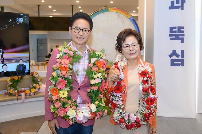 축하 꽃다발 목에 건 이철우 경북도지사 당선인과 배우자 [이철우 당선인 제공, 재판매 및 DB 금지]