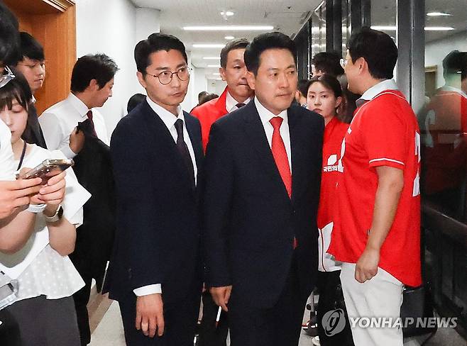 노태악 위원장과 면담 마친 장동혁 선대위원장 (과천=연합뉴스) 류영석 기자 = 국민의힘 장동혁 상임선거대책위원장이 6·3 지방선거 본투표일인 3일 투표용지 부족 사태와 관련해 경기 과천 중앙선거관리위원회에서 노태악 위원장과 면담을 마친 뒤 이동하고 있다. 2026.6.3 [공동취재] ondol@yna.co.kr