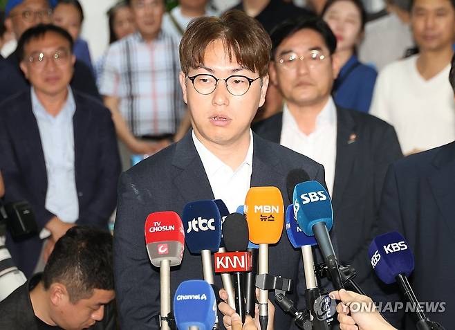 하정우, 패배 승복 (부산=연합뉴스) 박성제 기자 = 더불어민주당 하정우 부산 북갑 국회의원 보궐선거 후보가 4일 부산 북구 선거사무소에서 패배를 인정하는 입장을 밝히고 있다. 2026.6.4 psj19@yna.co.kr