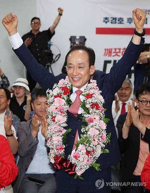 축하 꽃다발 목에 건 추경호     (대구=연합뉴스) 김현태 기자 = 국민의힘 추경호 대구시장 후보가 당선이 유력시되면서 4일 오전 대구 범어네거리 선거사무소에서 축하 꽃다발을 목에 걸고 있다. 2026.6.4
    mtkht@yna.co.kr