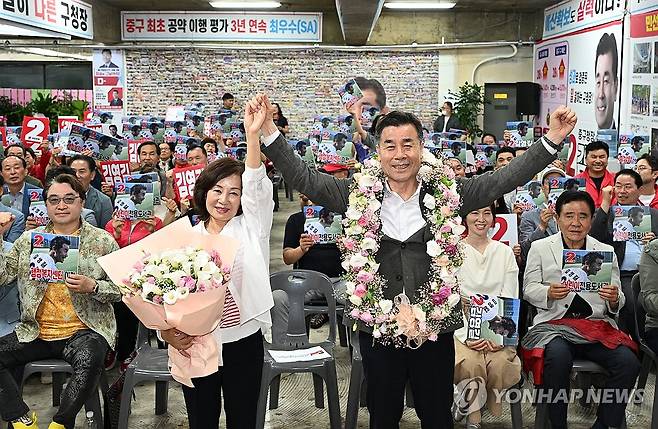 당선 확실시 김영길 울산 중구청장 후보 (울산=연합뉴스) 김용태 기자 = 국민의힘 김영길 울산 중구청장 후보가 4일 새벽 울산 중구 자신의 선거사무소에서 당선이 확실시되자 배우자 정정연 씨와 함께 환호하고 있다. 2026.6.4 [공동취재] yongtae@yna.co.kr