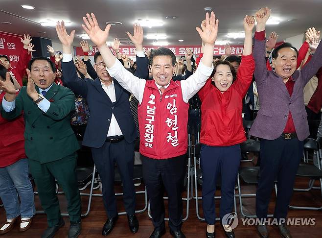 임현철 울산 남구청장 후보, 당선 확실시 (울산=연합뉴스) 장지현 기자 = 국민의힘 임현철 울산 남구청장 후보가 4일 자신의 선거사무소에서 당선이 확실시되자 지지자들과 함께 만세를 외치고 있다. 2026.6.4 jjang23@yna.co.kr