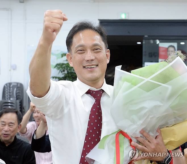 당선 확신하는 김태규 울산 남구갑 후보 (울산=연합뉴스) 김용태 기자 = 국민의힘 김태규 울산 남구갑 국회의원 후보가 4일 자신의 선거사무소에서 당선이 확실시되자 꽃다발을 받고 환호하고 있다. 2026.6.4 [공동취재] yongtae@yna.co.kr