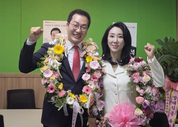 이동석 충주시장 당선인(왼쪽) 부부  [이동석 충주시장 당선인 캠프 제공. 재판매 및 DB 금지]