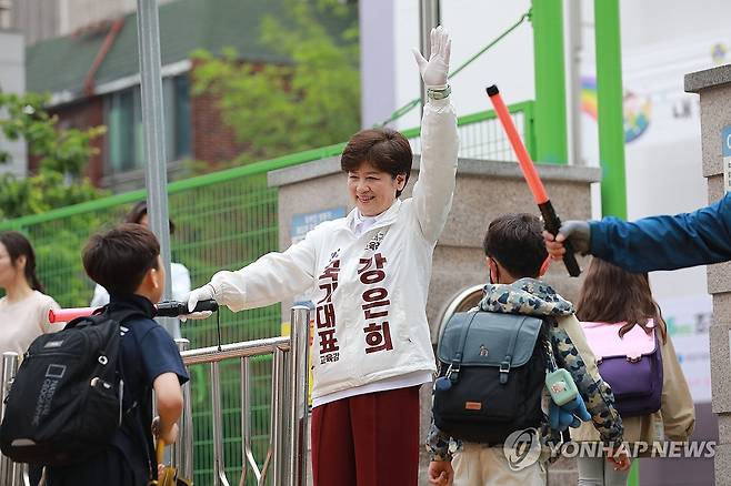 "늘 아이들 곁에 서겠습니다" (대구=연합뉴스) 6·3 지방선거 공식 선거운동 첫날인 21일 강은희 대구시교육감 후보가 달서구 두류동 신흥초등학교 앞에서 아이들의 안전한 등굣길을 직접 살피며 현장 중심 선거 행보를 시작했다. 2026.5.21. [강은희 후보 측 제공.재판매 및 DB 금지] duck@yna.co.kr