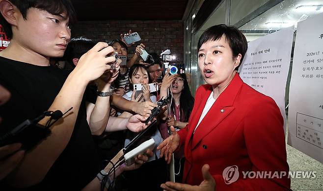상황에 대해 설명하는 김은혜 의원 (서울=연합뉴스) 김인철 기자 = 4일 국민의힘 김은혜 의원이 제9회 전국동시지방선거 및 국회의원 재·보궐선거 투표용지 부족으로 투표 시간이 오후 10시까지 연장됐던 서울 송파구 잠실7동 제2투표소 앞에서 현 상황 등에 대해 설명하고 있다. 2026.6.4 yatoya@yna.co.kr