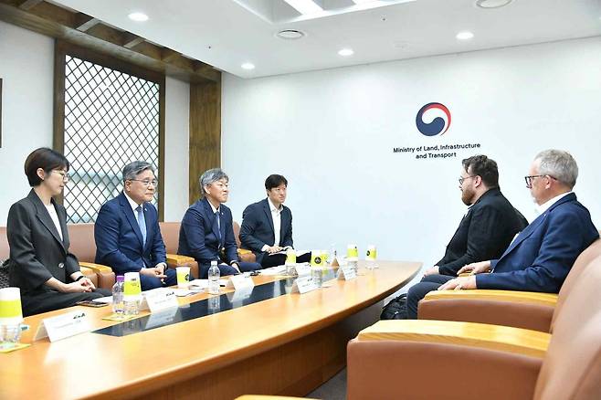 영향평가 대비 자문하는 전문가들  왼쪽부터 두 번째부터 허민 국가유산청장, 김이탁 국토교통부 제1차관 [국가유산청 제공. 재판매 및 DB 금지]