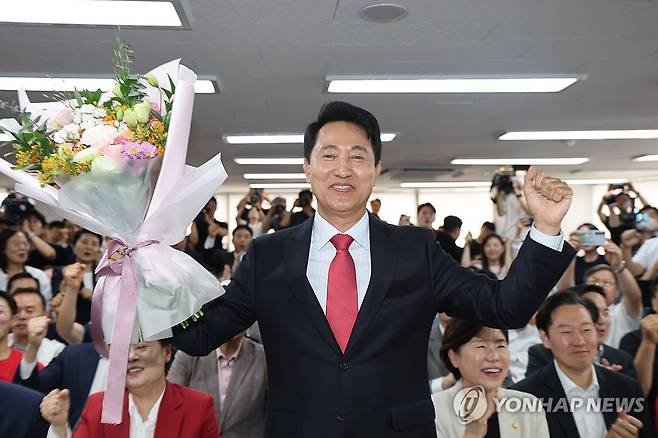 밝은 표정의 오세훈 후보 (서울=연합뉴스) 서대연 기자 = 국민의힘 오세훈 서울시장 후보가 제9회 전국동시지방선거일 다음날인 4일 서울 종로구 대왕빌딩에 마련된 선거사무소에서 입장을 밝힌 뒤 기뻐하고 있다. 2026.6.4 dwise@yna.co.kr