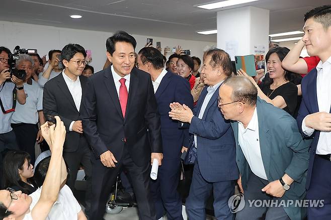 선거사무소 도착한 오세훈 후보 (서울=연합뉴스) 서대연 기자 = 국민의힘 오세훈 서울시장 후보가 제9회 전국동시지방선거일 다음날인 4일 서울 종로구 대왕빌딩에 마련된 선거사무소로 들어오고 있다. 2026.6.4 dwise@yna.co.kr