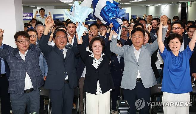 꽃다발 들고 기뻐하는 추미애 (수원=연합뉴스) 홍기원 기자 = 제9회 전국동시지방선거 경기도지사에 출마한 더불어민주당 추미애 후보가 4일 경기도 수원시 선거사무소에서 당선이 확실시되자 꽃다발을 들고 기뻐하고 있다. 2026.6.4 [공동취재] xanadu@yna.co.kr