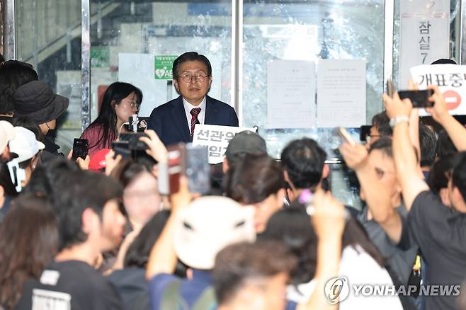 발언하는 황교안 대표 (서울=연합뉴스) 김성민 기자 = 자유와혁신 황교안 대표가 4일 9회 전국동시지방선거 및 국회의원 재·보궐선거 투표용지 부족으로 투표 시간이 오후 10시까지 연장됐던 서울 송파구 잠실7동 제2투표소 앞에서 발언하고 있다. 2026.6.4 ksm7976@yna.co.kr