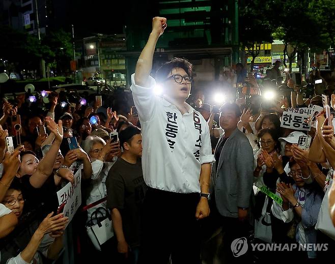 한동훈 '주먹 불끈' (부산=연합뉴스) 손형주 기자 = 무소속 한동훈 부산 북갑 국회의원 보궐선거 후보가 4일 부산 북구 선거사무소에서 당선이 확정된 후 지지자에게 인사하고 있다. 2026.6.4 handbrother@yna.co.kr