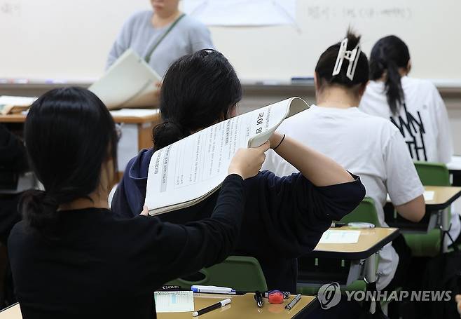 2027학년도 6월 모의평가 실시 (서울=연합뉴스) 2027학년도 대학수학능력시험 6월 모의평가가 열린 4일 서울 마포구 서울여자고등학교에서 3학년 학생들이 시험 준비를 하고 있다. 2026.6.4 [사진공동취재단] photo@yna.co.kr