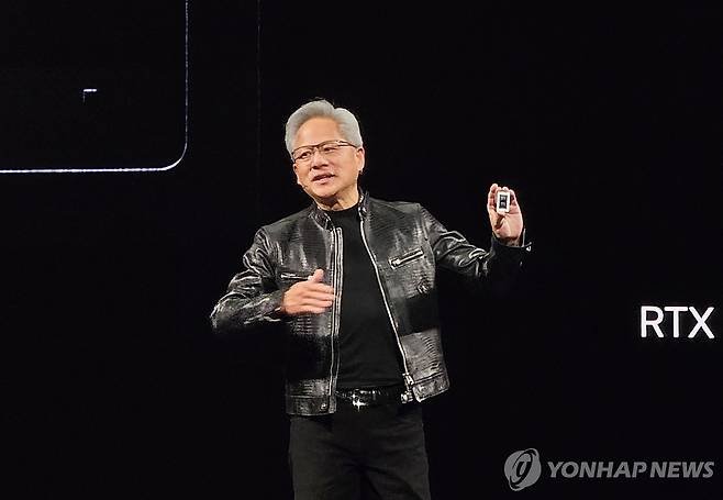 AI용 PC용 칩 N1X 선보이는 젠슨 황 (타이베이=연합뉴스) 김민지 기자 = 젠슨 황 엔비디아 최고경영자(CEO)가 1일(현지시간) 대만 타이베이 뮤직센터에서 열린 'GTC 타이베이' 기조연설에서 AI용 PC용 칩 N1X를 선보이고 있다. 2026.6.1 jakmj@yna.co.kr