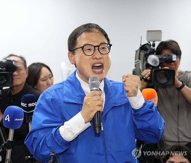 소감 밝히는 김상욱 울산시장 후보 (울산=연합뉴스) 김용태 기자 = 더불어민주당 김상욱 울산시장 후보가 3일 밤 울산 남구 자신의 선거사무소에서 당선이 확실시되자 지지자들 앞에서 소감을 밝히고 있다. 2026.6.4 yongtae@yna.co.kr
