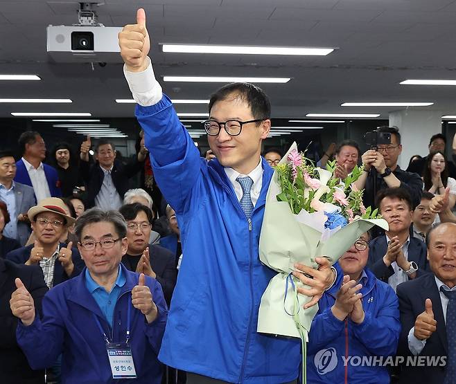 환호하는 김상욱 울산시장 후보와 지지자들 (울산=연합뉴스) 김용태 기자 = 더불어민주당 김상욱 울산시장 후보가 3일 울산 남구 자신의 선거사무소에서 당선이 확실시되자 꽃다발을 받고 환호하고 있다. 2026.6.4 yongtae@yna.co.kr