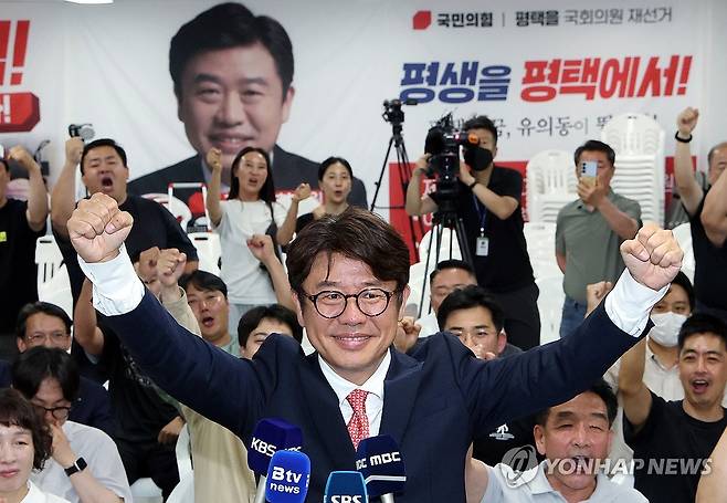 기뻐하는 유의동 (평택=연합뉴스) 홍기원 기자 = 경기 평택을 국회의원 재선거에 출마한 국민의힘 유의동 후보가 4일 평택 선거사무소에서 당선이 확실시되자 손을 들어올리고 있다. 2026.6.4 [공동취재] xanadu@yna.co.kr