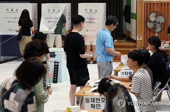 소중한 한표 행사를 위해 (서울=연합뉴스) 한종찬 기자 = 6·3지방선거일인 3일 서울 서초구 반원초등학교투표소에서 시민들이 투표를 하기 위해 입장하고 있다. 2026.6.3 saba@yna.co.kr