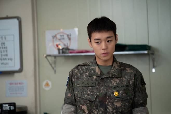 I really hate it when people act all high and mighty. To be honest, I find it repulsive.On the 2nd, I met Park Ji-hoon, the lead actor of the TVING original series *The Legendary Mess Sergeant*, at a café in Jongno-gu, Seoul.Becoming a Legendary Cook is a military cooking fantasy drama that depicts the journey of Private First Class Kang Seong-jae—who trades his gun for a kitchen knife and his ammunition belt for an apron—as he grows into a legendary cook. Park Ji-hoon led the drama in the role of Kang Seong-jae, who acquires mysterious abilities and transforms into the legendary cook.Immediately after its release, the series set the record for the highest number of paid subscribers in the first week among TVING original dramas over the past three years. It continued its success by ranking first in the number of paid subscribers for three consecutive weeks. Park Ji-hoon also proved his acting prowess once again by seamlessly navigating between comedy, fantasy, and a coming-of-age narrative.Park Ji-hoon premiered The Legend of the Cook immediately after earning the title of 10-million-viewer actor with the film The Man Who Lives with the King, which drew 16.88 million viewers upon its release this past February. He demonstrated his wide range by successfully portraying characters of completely different tones, from the solemn King Danjong in a weighty historical drama to the cheerful cook Kang Seong-jae.Born in 1999, Park Ji-hoon made his entertainment debut in 2006 with MBCs Jumong. He subsequently expanded his public recognition by appearing on Mnets Produce 101 Season 2 in 2017. At the time, he left a strong impression with a single wink during the finale of the theme song performance, and in the first ranking announcement, he took first place as the only trainee among the 101 to surpass 1 million votes. He subsequently joined the project group Wanna One as the runner-up, never falling below third place throughout the competition.When asked what has changed following the back-to-back hits The Man Living with the King and The Legend of the Cook, Park Ji-hoon replied, I dont think anything has changed. However, he noted that the number of scripts and character proposals across various genres has noticeably increased since the success of his projects. He said, Im receiving many more offers than before. Ive been offered a wide range of roles, from ordinary office workers to villains, but I havent had a chance to read all the scripts yet.He also shared his honest thoughts on why he hasnt lost sight of his original aspirations even after the success. Park Ji-hoon said, Of course, as an actor, I can contribute to a projects success, but in reality, a production is the result of countless staff members and actors working together, adding, I hate acting as if I did it all on my own. He added with a laugh, I also hate the idea of imagining myself getting a big head just because Ive become what they call a 10-million-viewer actor.He cited the reaction of a long-time friend as the moment he truly realized the shows popularity. Park Ji-hoon explained, I dont usually check reactions on social media, adding, One of my very close friends works in an office, and he told me that Wangsa Nam was being talked about so much at work that he felt he couldnt join the conversation if he didnt watch it. He continued, My friend watched it himself and told me, I really enjoyed it. I cried, he recalled. Hearing that, I truly realized, So many people have watched this, and The show has really been a success.When asked about his secret to immersing himself in a role, Park Ji-hoon replied, Reading the script slowly. He explained, I read the script really slowly. I go over every line meticulously to build the character, adding, By the time I finish reading the entire script, Im completely drained.He continued, I fill my head with the script. I constantly imagine things like, What would I be like if I were this character?, How would my co-star deliver this line?, and How would I react? He added, If my co-star has been cast, I look up their previous works. That process is my own way of preparing.Park Ji-hoon said he doesnt feel much pressure regarding box office performance. I dont think Im the type to carry that kind of pressure around, he said. When one project ends, I take a short break to refresh, and I treat the next project as a completely separate endeavor.Im truly grateful that so many people have shown their support. However, I dont think anything has changed within me. Im just doing the job Ive been given. While I cherish the fact that Im receiving so much love, Im maintaining the same mindset I had before.