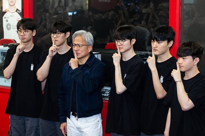 엔비디아 젠슨 황 최고경영자(CEO)가 5일 서울 마포구 T1베이스 캠프에서 '페이커' 이상혁을 비롯한 e스포츠 구단 T1의 리그 오브 레전드(LoL) 선수단을 만나 '페이커'의 시그니처 포즈를 취하고 있다. 연합뉴스