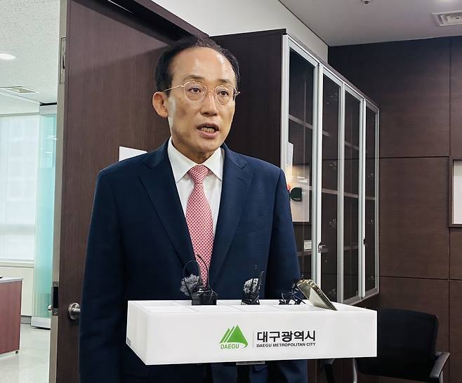국민의힘 추경호 대구시장 당선인이 5일 오전 대구 동구 신천동 대구정책연구원에서 대구시로부터 업무 보고를 받은 뒤 취재진의 질문에 답을 하고 있다. /황인무기자