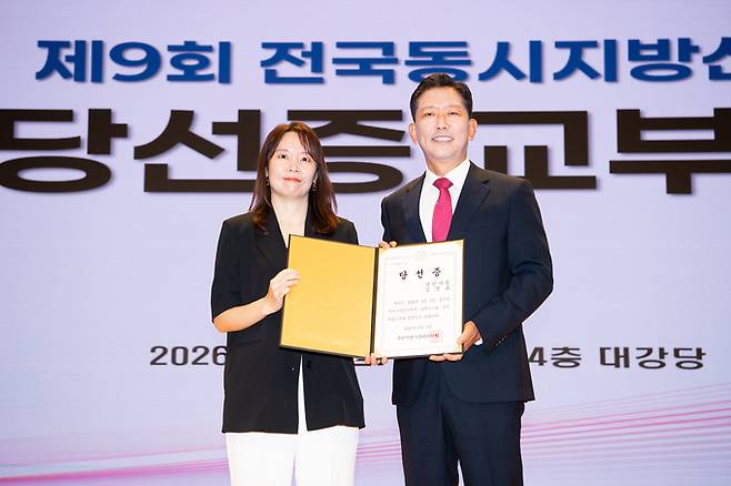 ▲ 김장호 구미시장이 구미시선거관리위원장으로 부터 당선증을 받고 기념촬영하고있다. 이봉한기자