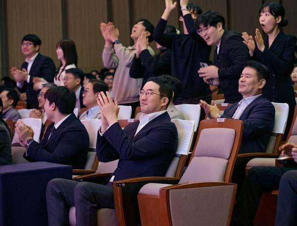 지난 4월 경기도 이천 LG인화원에서 열린 LG어워즈에서 구광모 LG 대표가 수상팀을 축하하며 격려하고 있다. [출처=LG]