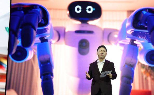 류재철 LG전자 CEO가 세계 최대 가전·정보기술(IT) 전시회 CES 2026을 앞둔 5일(현지시간) 미국 네바다주 라스베이거스 만달레이호텔에서 열린 LG 월드 프리미어 2026에서 발언하고 있다. [출처=연합]