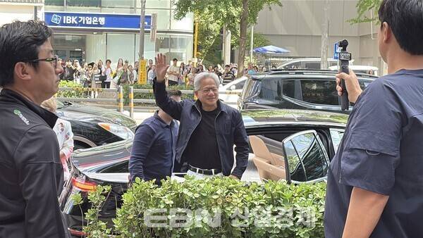 5일 방한한 젠슨 황 엔비디아 CEO가 마포 T1 PC방에 도착했다. [출처= EBN 김채린 기자]