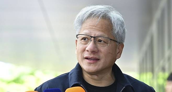 엔비디아 젠슨 황 CEO가 5일 전용기편으로 서울 강서구 김포비즈니스항공센터(SGBAC)에 도착해 취재진의 질문에 답하고 있다. /사진: 연합뉴스