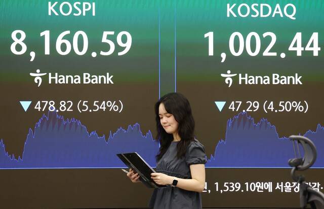5일 서울 중구 하나은행 딜링룸 현황판에 코스피 등이 표시되고 있다. /연합뉴스