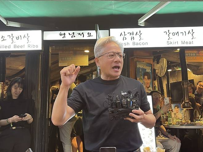 ▲젠슨 황 엔비디아 최고경영자(CEO)가 5일 서울 마포구 홍대입구역 인근 식당 앞에서 즉석 기자간담회를 진행하고 있다. 사진=박지성 기자