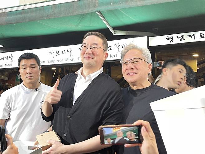 ▲젠슨 황 엔비디아 최고경영자(CEO)가 구광모 LG그룹 회장(왼쪽)의 어깨를 감싸며 “그는 좋은 친구(He is a good friend)"라고 말하고 있다. 사진=박지성 기자
