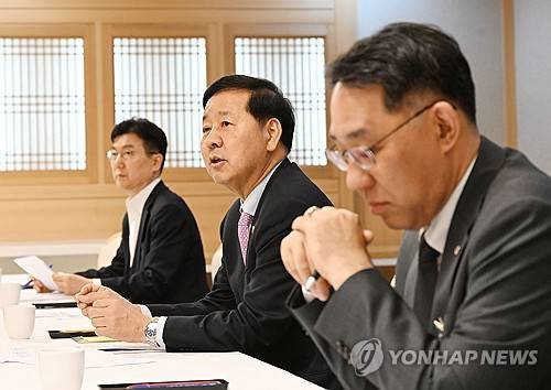 외환시장 제도개선 관련 금융기관장 간담회(서울=연합뉴스) 구윤철 부총리 겸 재정경제부 장관이 12일 서울 종로구 정부서울청사에서 열린 외환시장 제도개선 관련 금융기관장 간담회를 주재하고 있다. 2026.5.12 [재정경제부 제공. 재판매 및 DB 금지] photo@yna.co.kr