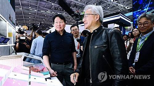 SK하이닉스 전시 부스 둘러보는 최태원 회장과 젠슨 황 CEO(서울=연합뉴스) 최태원 SK그룹 회장과 젠슨 황 엔비디아 CEO가 2일 대만 타이베이에서 개막한 '컴퓨텍스 2026'에 참석, SK하이닉스 전시 부스를 둘러보고 있다. 2026.6.2 [SK하이닉스 제공. 재판매 및 DB 금지] photo@yna.co.kr