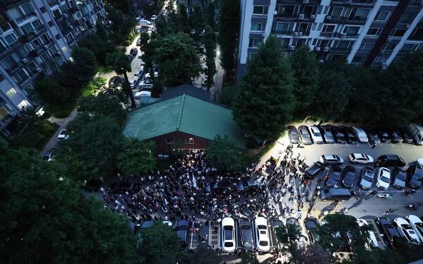 4일 제9회 전국동시지방선거 및 국회의원 재·보궐선거 투표용지 부족으로 투표 시간이 오후 10시까지 연장됐던 서울 송파구 잠실7동 제2투표소 앞에서 투표함 반출에 반대하는 시민들이 밤새 구호를 외치고 있다. 2026.6.4 연합뉴스