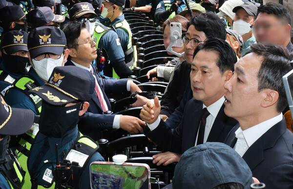 국민의힘 장동혁 대표가 5일 잠실7동 투표함 개표가 진행되고 있는 서울 송파구 올림픽공원 핸드볼경기장을 찾아 경찰과 대치하고 있다. 2026.6.5. 연합뉴