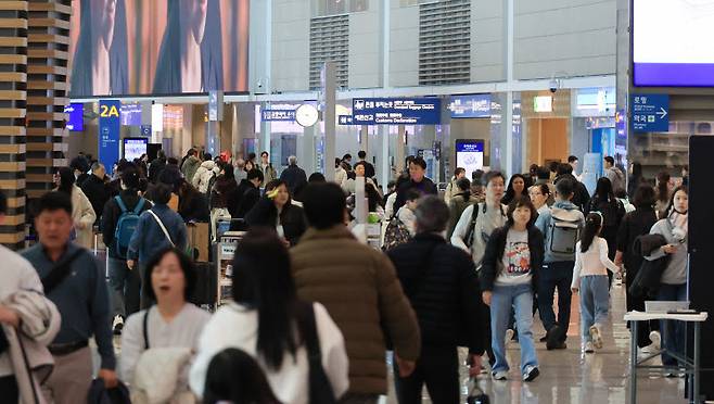 삼일절을 포함한 연휴가 시작된 지난 2월 27일 인천국제공항 출국장이 해외로 나가려는 여행객 등으로 붐비고 있다. (사진= 연합뉴스)