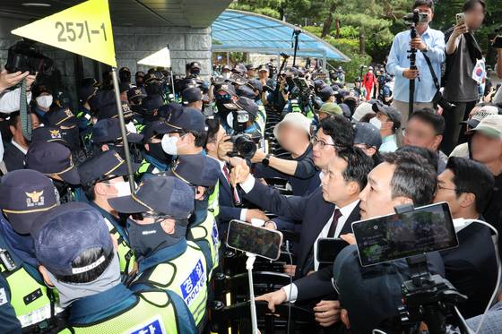 송파 개표소 찾은 장동혁 대표. 〈사진=연합뉴스〉