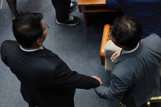 인천 연수갑 국회의원 보궐선거에서 당선된 더불어민주당 송영길 의원과 김민석 국무총리가 오늘(5일) 22대 국회 후반기 의장단을 선출하기 위해 열린 본회의에서 대화하고 있다.