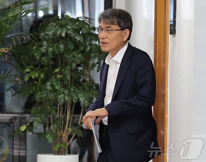 노태악 중앙선거관리위원장이 4일 경기 과천 중앙선관위에서 열린 긴급위원회 회의를 마친 뒤 위원장실로 향하고 있다. (공동취재) 2026.6.4 ⓒ 뉴스1 김진환 기자