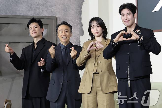 배우 김무열(왼쪽부터)과 이성민, 진기주, 표지훈이 5일 서울 중구 앰배서더 서울 풀만 호텔에서 열린 넷플릭스 시리즈 '참교육'(감독 홍종찬) 제작발표회에서 포즈를 취하고 있다. '참교육'은 선넘는 학생, 교사, 학부모로 인해 무너진 대한민국의 교권과 교육현장을 지키기 위해 창설된 교권보호국의 통쾌하고 시원한 참교육을 그린 이야기다. 2026.6.5 ⓒ 뉴스1 권현진 기자
