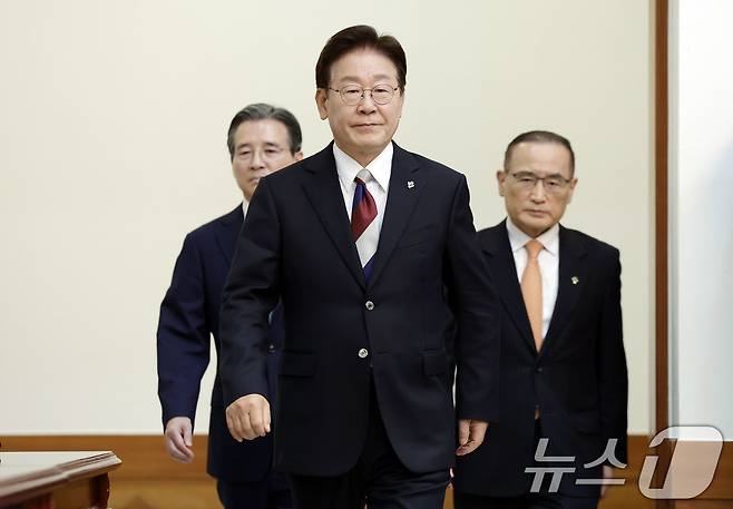 이재명 대통령이 4일 청와대에서 열린 수석보좌관회의에 입장하고 있다. 2026.6.4 ⓒ 뉴스1 이재명 기자
