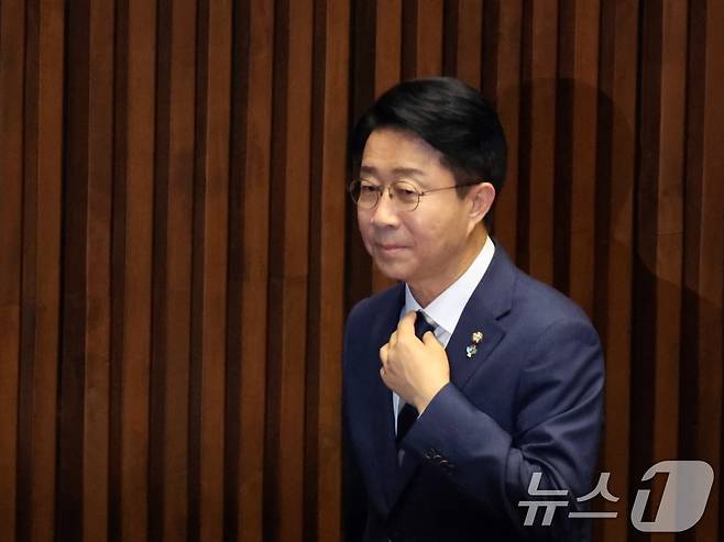 22대 국회 후반기 국회의장으로 선출된 조정식 더불어민주당 의원이 5일 오후 서울 여의도 국회 본회의장에서 당선인사를 위해 발걸음을 옮기고 있다. 2026.6.5 ⓒ 뉴스1 황기선 기자