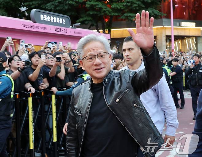 젠슨 황 엔비디아 최고경영자(CEO)가 5일 서울 마포구 서교동의 한 고깃집에서 열린 최태원 SK회장, 구광모 LG회장, 이해진 네이버 의장과의 삼소(삼겹살과 소주) 회동에 참석하고 있다. (공동취재) 2026.6.5 ⓒ 뉴스1 이광호 기자
