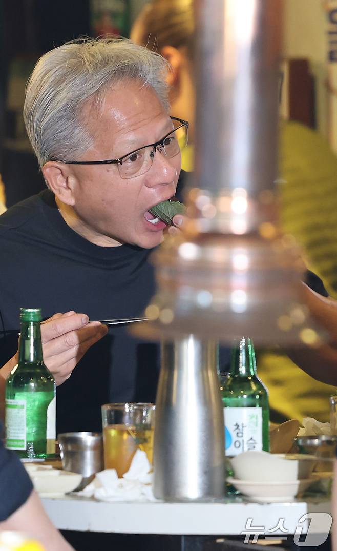젠슨 황 엔비디아 최고경영자(CEO)가 5일 오후 서울 마포구 홍익대학교 인근의 삼겹살 음식점 '형님저요'에서 최태원 SK그룹 회장과 구광모 LG그룹 회장, 이해진 네이버 의장과 회동을 하고 있다. 2026.6.5 ⓒ 뉴스1 이광호 기자