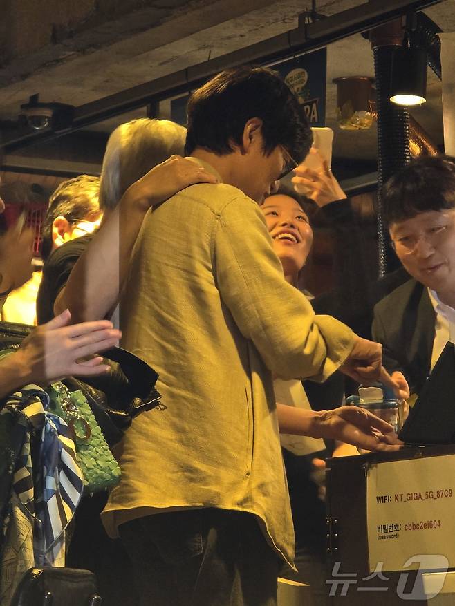 젠슨황 엔비디아CEO와 그룹 총수들의 '삼소회동'이 이어진 가운데, 회식비용과 시민들의 식사비용을 모두 이해진 네이버 의장이 네이버페이로 결제했다. 사진은 이해진 의장(오른쪽)이 결제하고 있는 가운데 젠슨 황 CEO가 어깨동무를 하며 격려하는 모습(=사진 공동취재)