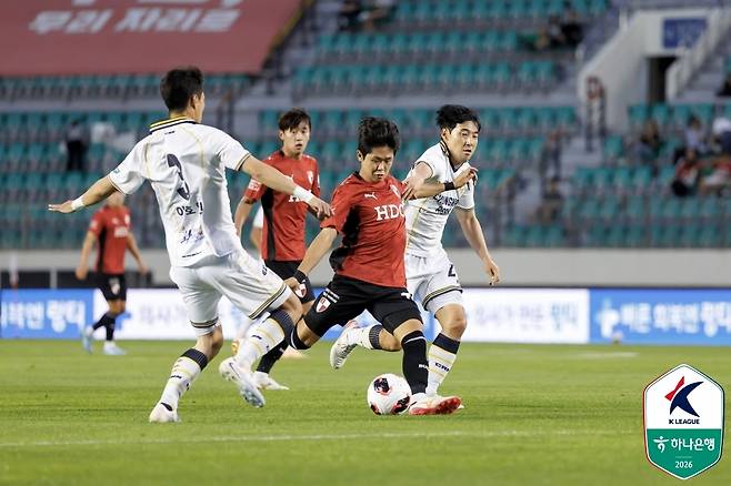 부산 아이파크 손휘(유니폼 상의 빨간색). (한국프로축구연맹 제공)