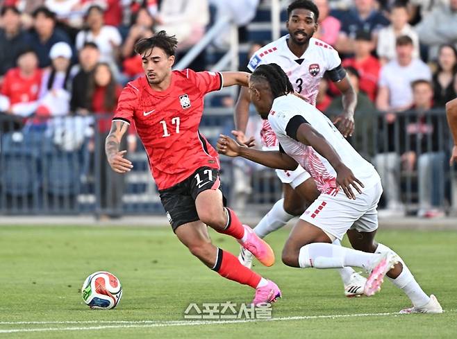 축구국가대표팀의 옌스 카스트로프(왼쪽)가 31일(한국시간) 미국 유타주 프로보 스미스 필드 하우스 사우스 필드에서 진행된 트리니다드토바고와의 평가전에서 드리블 돌파를 하고 있다. 2026. 5. 31. 프로보(미 유타주) | 박진업 기자 upandup@sportsseoul.com