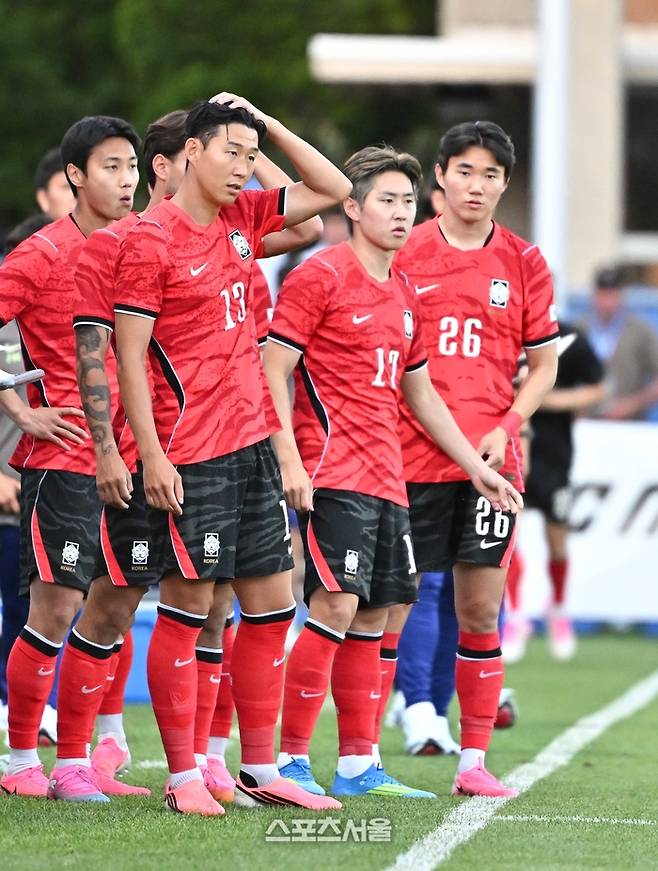 축구국가대표팀의 손흥민(왼쪽)과 이강인이 4일(한국시간) 미국 유타주 프로보 스미스 필드 하우스 사우스 필드에서 진행된 엘살바도르와의 평가전에서 교체 투입을 기다리고 있다. 2026. 6. 4.  프로보(미 유타주) | 박진업 기자 upandup@sportsseoul.com